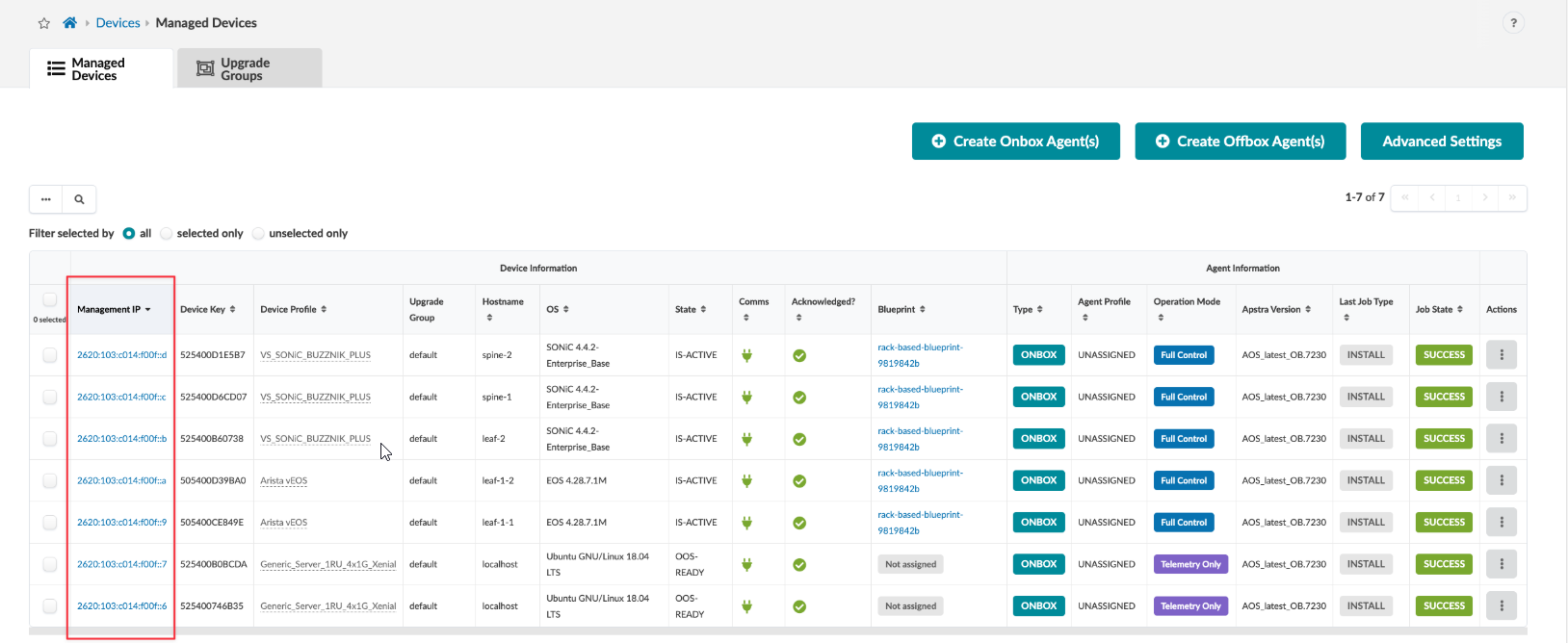 User interface of a network management system showing a table with device details including IP address, hostname, state, OS, and communication status, with options for managing agents and advanced settings.