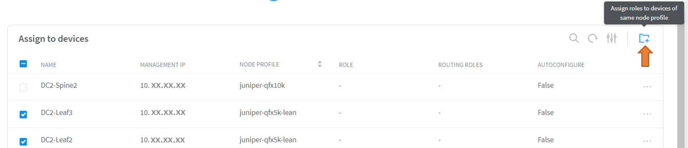 Assign roles to devices interface showing table with columns Name, Management IP, Node Profile, Role, Routing Roles, and Autoconfigure. Devices DC2-Spine2, DC2-Leaf3, and DC2-Leaf2 listed with Node Profiles juniper-qfx10k and juniper-qfx5k-lean. Role and Routing Roles columns empty. Autoconfigure set to False. Tooltip guides assigning roles to devices with same Node Profile. Orange arrow points to role assignment icon.